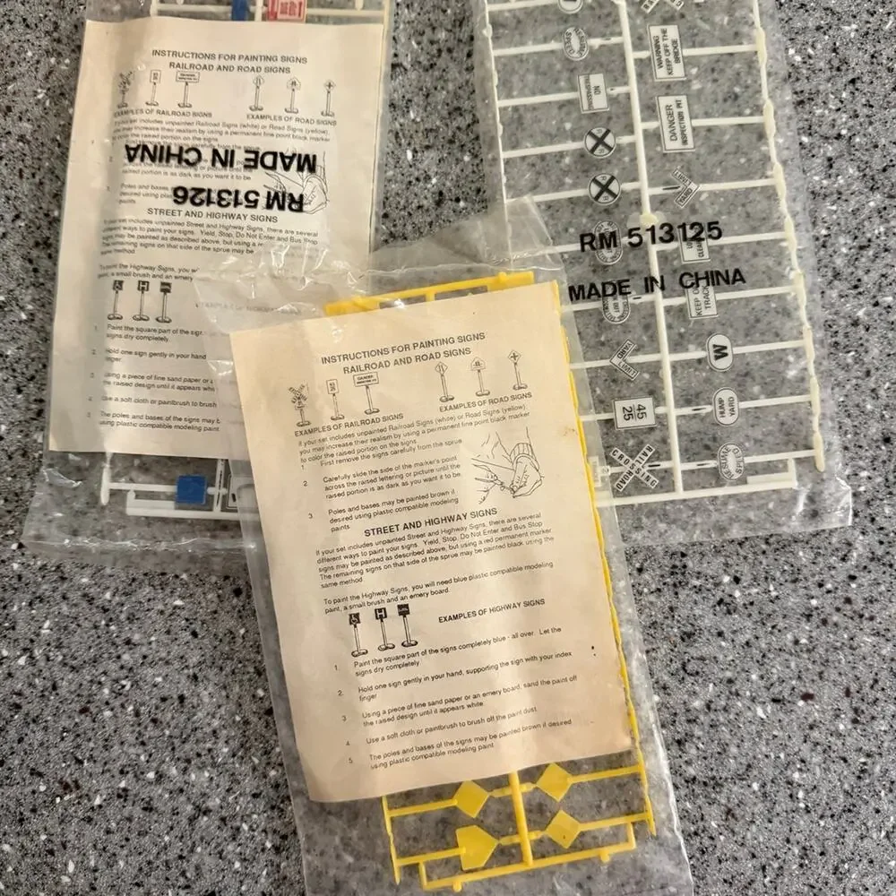 3 sealed packages 0f HO Scale Road Signs Railroad Street Signs New